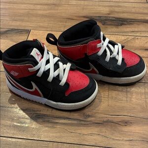 Nike Jordan 1 Mid EasyOn Little Kids' Shoes in the Black and University Red 8c